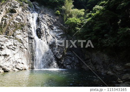 晴れた日の山に滝ある風景（布引の滝-雄滝） 115343165