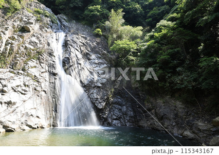 晴れた日の山に滝ある風景（布引の滝-雄滝） 115343167