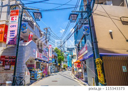 日本の川崎都市景観 6月。高架下の二子新地駅東口。駅前の商店街・二子大通り商和会などを望む 115343373