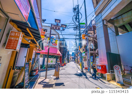 日本の川崎都市景観 6月。高架下の二子新地駅東口。駅前の商店街・駅前通り松栄会などを望む 115343415