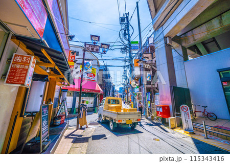 日本の川崎都市景観 6月。高架下の二子新地駅東口。駅前の商店街・駅前通り松栄会などを望む 115343416