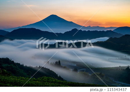 清水吉原から見た流れる雲海と富士山 清水吉原から見た流れる雲海と富士山 115343437