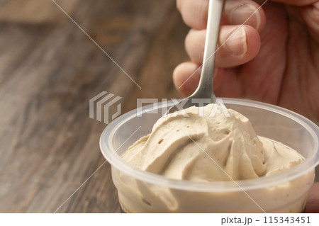 コーヒーゼリー　スプーンですくう カップ容器 115343451