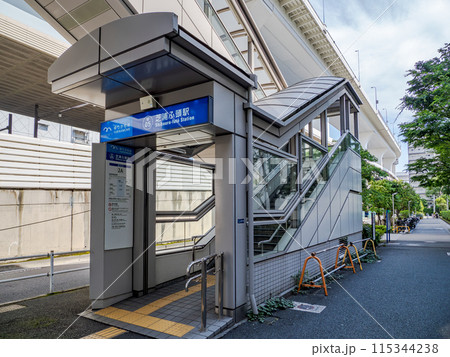 新交通ゆりかもめ「芝浦ふ頭駅」の駅名表示部 新交通ゆりかもめ「芝浦ふ頭駅」の駅名表示部 115344238