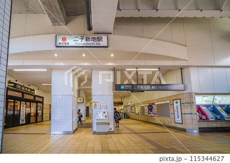 日本の川崎都市景観 6月。高架下の二子新地駅東口などを望む 115344627