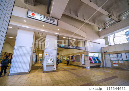 日本の川崎都市景観 6月。高架下の二子新地駅東口などを望む 115344631