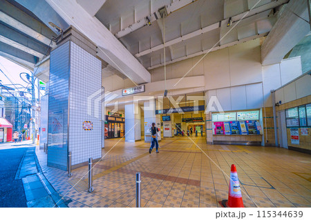 日本の川崎都市景観 6月。高架下の二子新地駅東口や駅前の商店街・駅前通り松栄会などを望む 日本の川崎都市景観 6月。高架下の二子新地駅東口や駅前の商店街・駅前通り松栄会などを望む 115344639