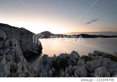 白崎海洋公園で見る朝日 115344756