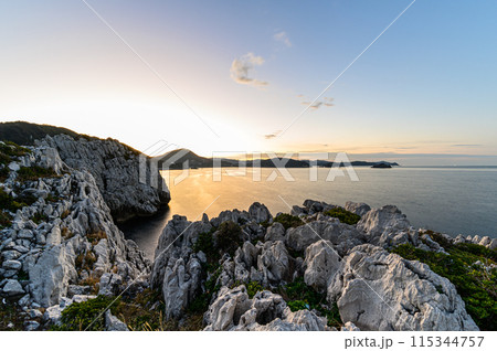 白崎海洋公園で見る朝日 白崎海洋公園で見る朝日 115344757