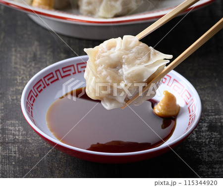 蒸し料理 焼売（しゅうまい）をタレにつける 115344920