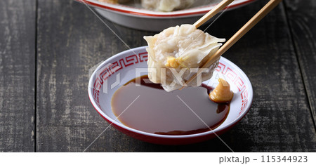 蒸し料理 焼売（しゅうまい）をタレにつける 115344923