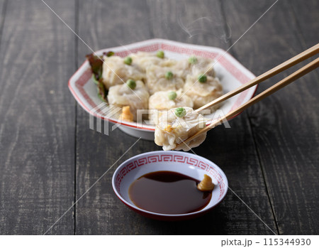 蒸し料理 焼売（しゅうまい）をタレにつける 115344930