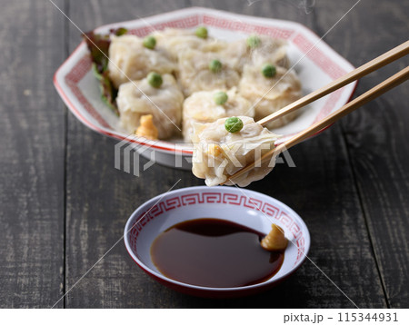 蒸し料理 焼売（しゅうまい）をタレにつける 115344931