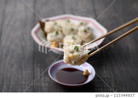 蒸し料理 焼売(しゅうまい)をタレにつける 蒸し料理 焼売(しゅうまい)をタレにつける 115344937