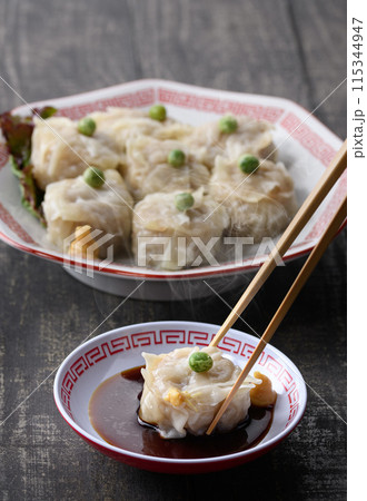 蒸し料理 焼売（しゅうまい）をタレにつける 115344947