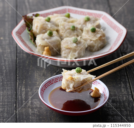 蒸し料理 焼売（しゅうまい）をタレにつける 115344950