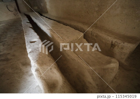 ギョレメ野外博物館にある食堂の椅子とテーブル 115345019