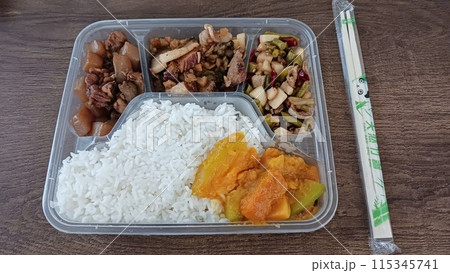 中国広東省にある工場での社食ランチ 115345741