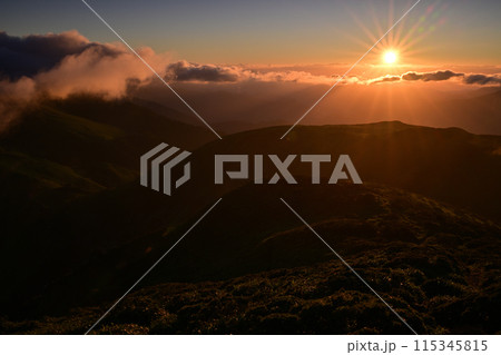 四国で最も美しい山とも言われる「三嶺（みうね）」の夕日 115345815