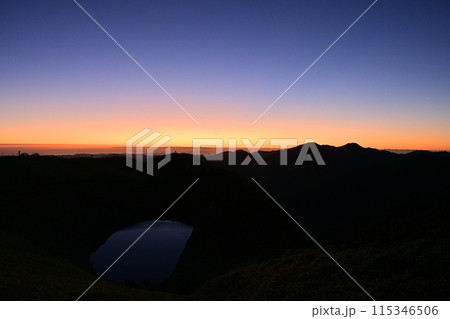 四国で最も美しい山とも言われる「三嶺(みうね)」の日の出前 四国で最も美しい山とも言われる「三嶺(みうね)」の日の出前 115346506