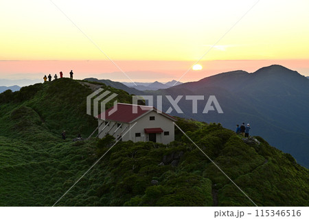 四国で最も美しい山とも言われる「三嶺(みうね)」の日の出 四国で最も美しい山とも言われる「三嶺(みうね)」の日の出 115346516