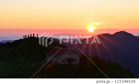 四国で最も美しい山とも言われる「三嶺(みうね)」の日の出 四国で最も美しい山とも言われる「三嶺(みうね)」の日の出 115346526