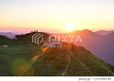 四国で最も美しい山とも言われる「三嶺（みうね）」の日の出 115346546
