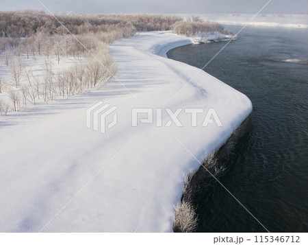 冬の北海道岩見沢市　みらい大橋から石狩川の雪景色を臨む 115346712