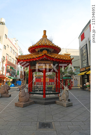 神戸の街並み　南京町のあずまや 115346951