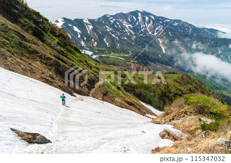 白山 雪渓トラバースと別山 115347032