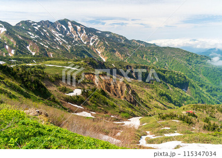 白山登山道から見る別山と山小屋 白山登山道から見る別山と山小屋 115347034