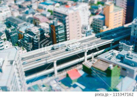 俯瞰で見た、高速道路を走る車の列 115347162