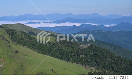 四国で最も美しい山とも言われる「三嶺(みうね)」からの風景 四国で最も美しい山とも言われる「三嶺(みうね)」からの風景 115347222