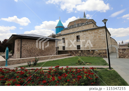 トルコの古都コンヤにあるメヴラーナ博物館・モスク全景 115347255