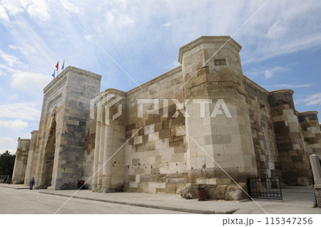 トルコのスルタンハイ・キャラバンサライ全景 115347256