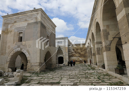 トルコのスルタンハイ・キャラバンサライの中庭 115347259