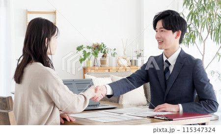 訪問営業で握手をするビジネスマン 訪問営業で握手をするビジネスマン 115347324