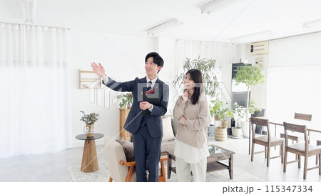 部屋の案内をするビジネスマン 部屋の案内をするビジネスマン 115347334