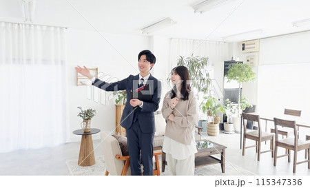 部屋の案内をするビジネスマン 115347336