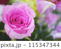 ピンク色の薔薇のをあしらったフラワーアレンジメント 115347344