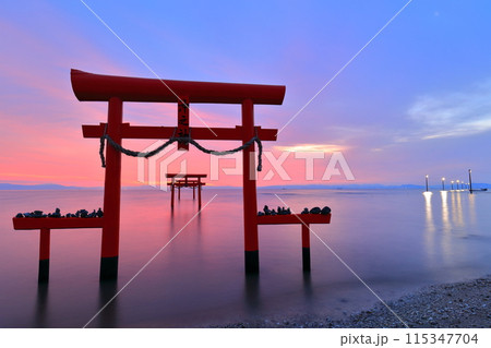 【佐賀県】朝焼けの大魚神社の海中鳥居 115347704