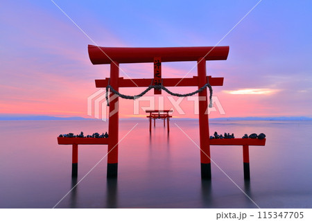 【佐賀県】朝焼けの大魚神社の海中鳥居 【佐賀県】朝焼けの大魚神社の海中鳥居 115347705