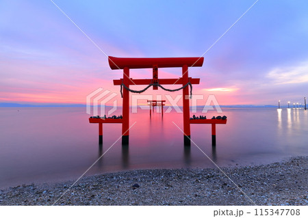 【佐賀県】朝焼けの大魚神社の海中鳥居 115347708