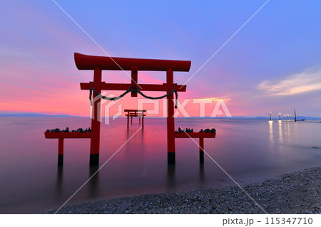 【佐賀県】朝焼けの大魚神社の海中鳥居 115347710
