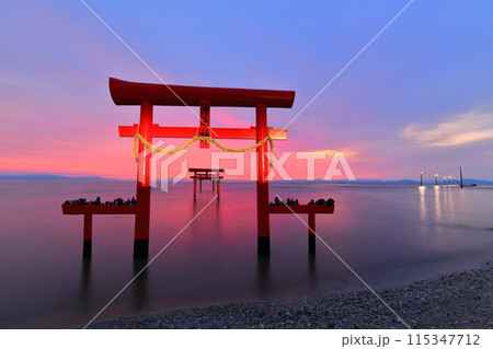 【佐賀県】朝焼けの大魚神社の海中鳥居 【佐賀県】朝焼けの大魚神社の海中鳥居 115347712