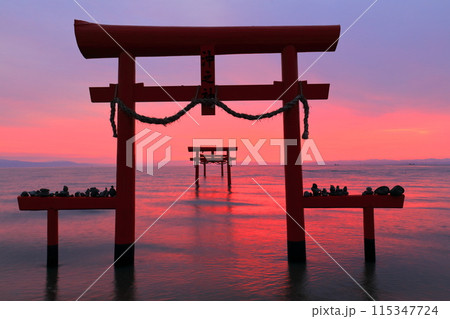 【佐賀県】朝焼けの大魚神社の海中鳥居 【佐賀県】朝焼けの大魚神社の海中鳥居 115347724
