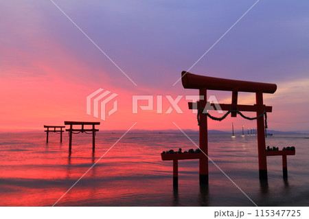 【佐賀県】朝焼けの大魚神社の海中鳥居 【佐賀県】朝焼けの大魚神社の海中鳥居 115347725