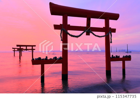 【佐賀県】朝焼けの大魚神社の海中鳥居 【佐賀県】朝焼けの大魚神社の海中鳥居 115347735