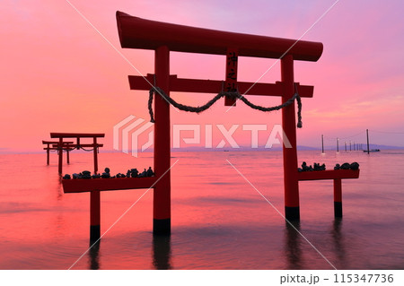 【佐賀県】朝焼けの大魚神社の海中鳥居 【佐賀県】朝焼けの大魚神社の海中鳥居 115347736