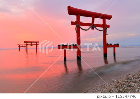 【佐賀県】朝焼けの大魚神社の海中鳥居 115347746